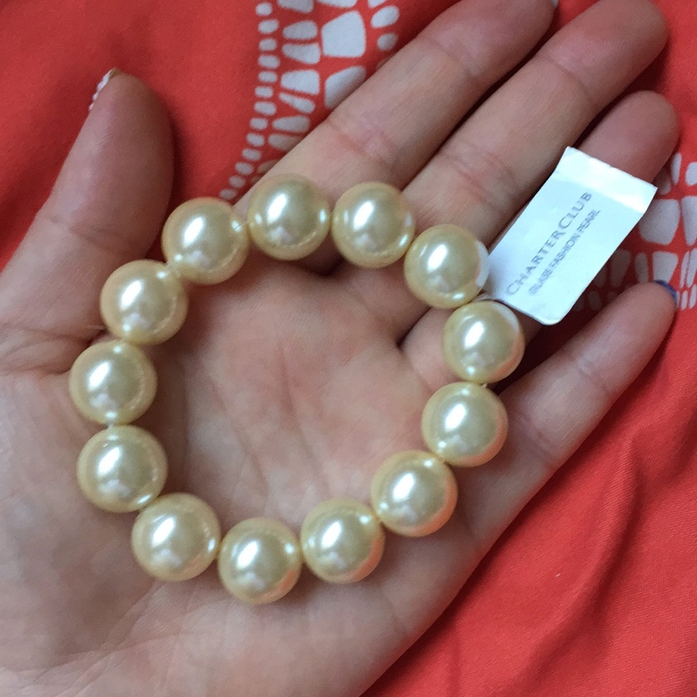Faux pearl bracelet. One size